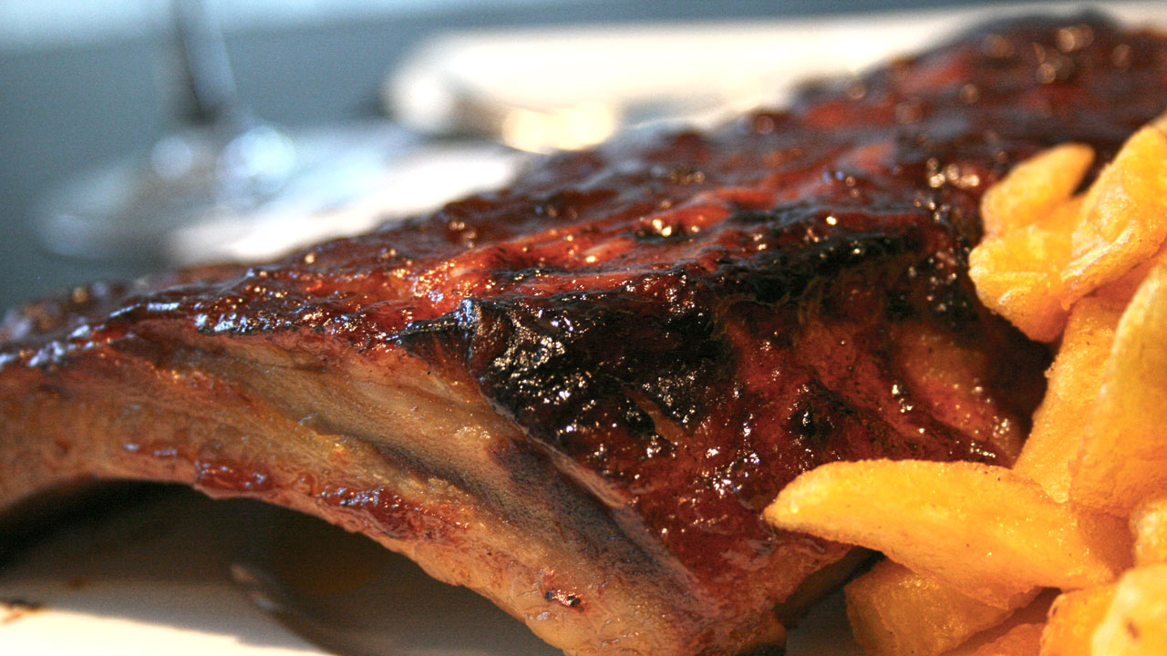 costillas a la brasa en el menú diario de Un Restaurante Cualquiera